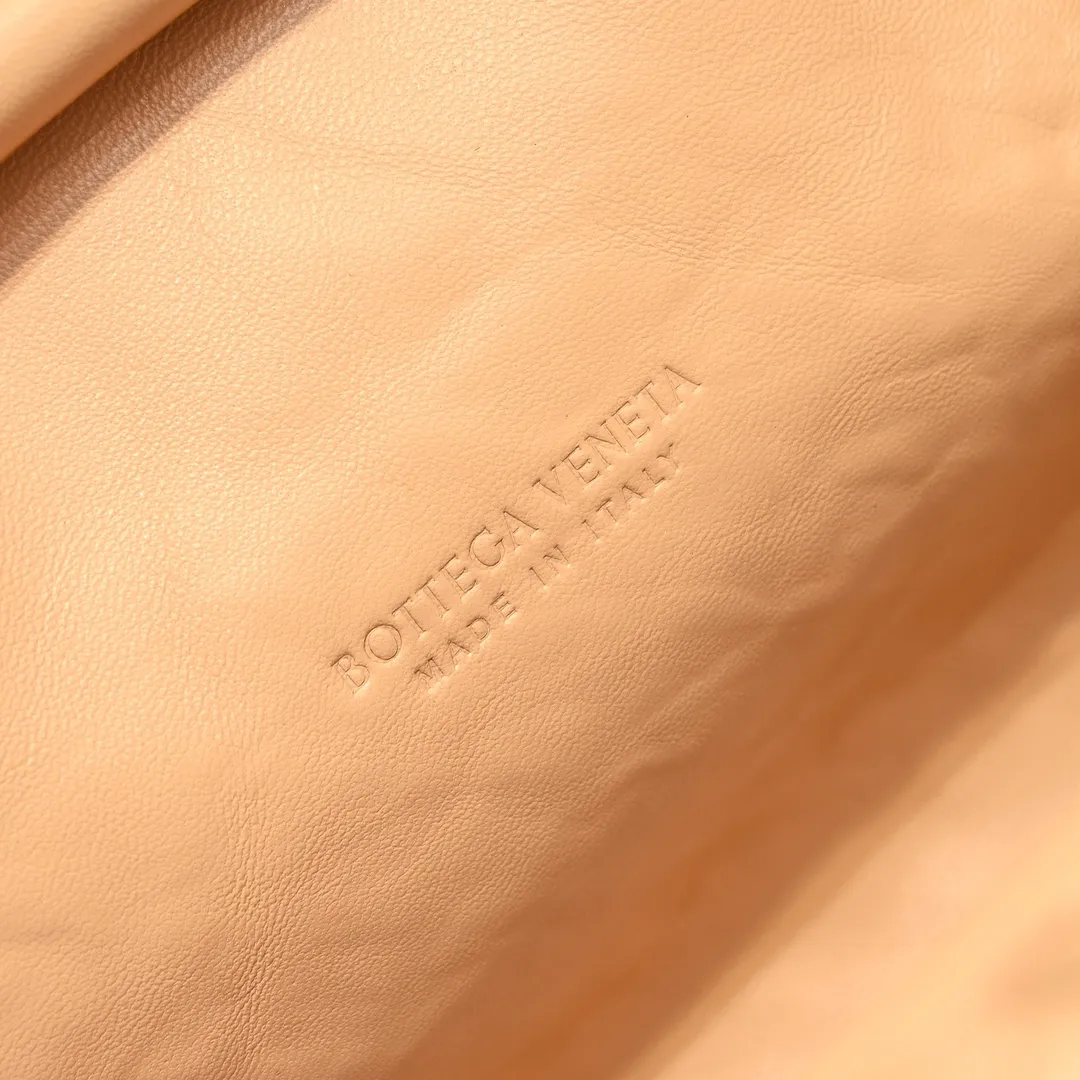 Batch 2260 Bitters Venetia 2024 summer series brings Lauren 1980 handbags back to the public eye. The design of the bag is inspired by ancient Roman architecture. It uses the brand's iconic Intrecciato lambskin woven bag body with a hard frame. No logo can be seen on the whole bag. It is equipped with a leather woven metal chain. When using it as a clutch, just put the chain directly in the bag ~ showing an elegant and timeless style. Decades later, when Lauren Hutton once again walked on the Bottega Venetia spring and summer show with this bag, the charm of the year still remains intact despite the passage of time. Size: 31.5*16.5*11 Style number: 5807#